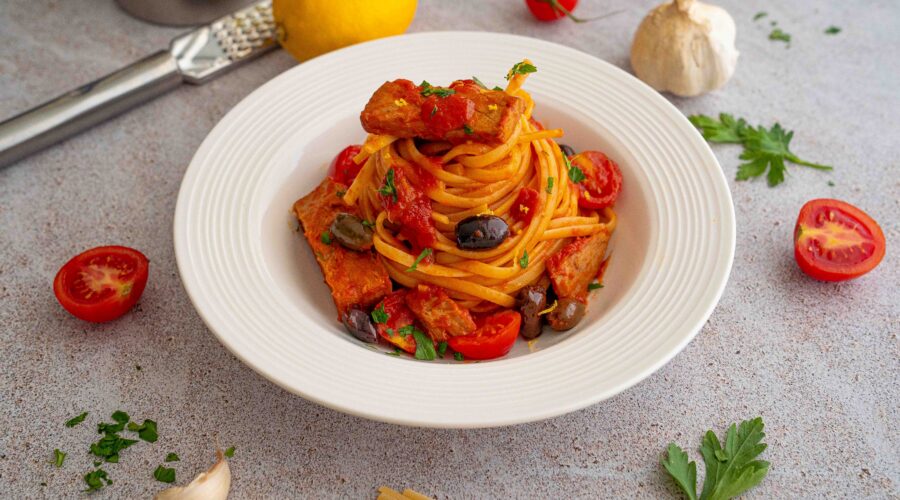 Linguine alla mediterranea con filetti interi di tonno, pomodorini e sapori mediterranei: un primo piatto gustoso, semplice e veloce da preparare.