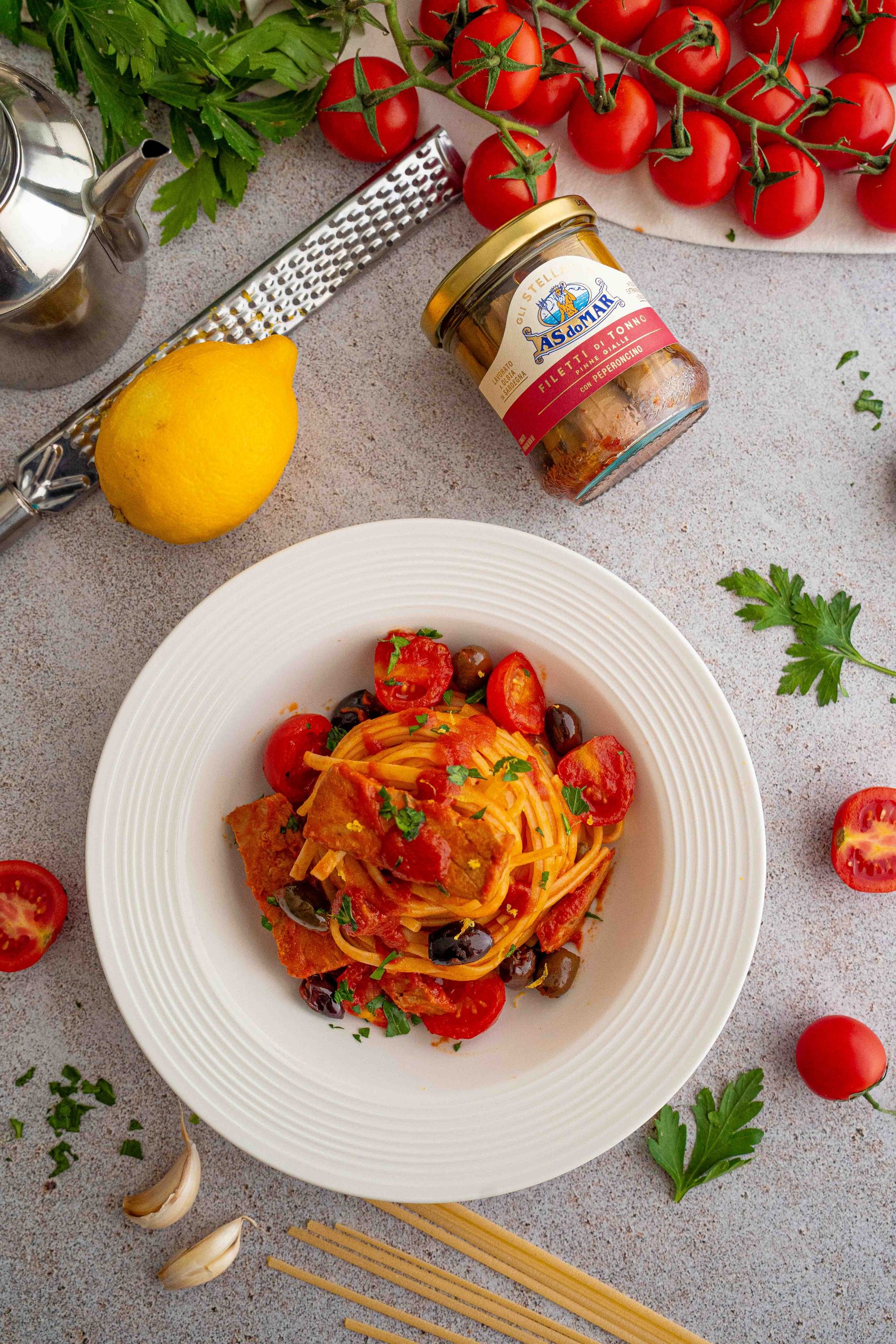 linguine di tonno nel piatto con filetti interi di tonno piccanti