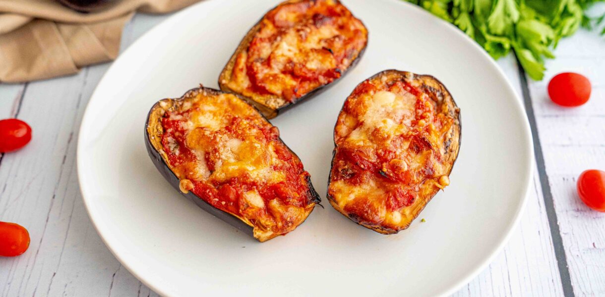 melanzane tagliate a meta con formaggio filante
