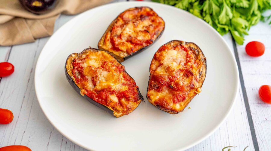 melanzane tagliate a meta con formaggio filante